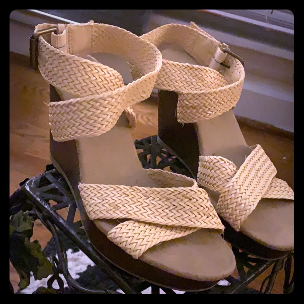 Never worn Old Navy cream wedges